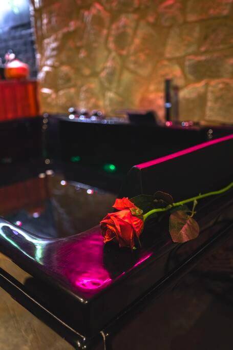 Rose rouge posée sur le rebord du jacuzzi - Secret Room - Bonnie & Clyde