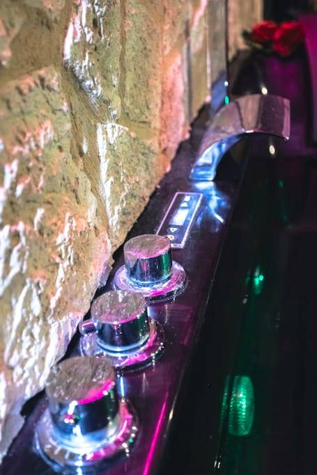 Détail des commandes chromées du jacuzzi - Secret Room - Bonnie & Clyde