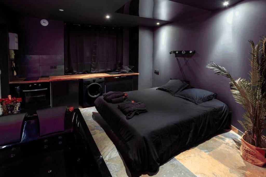 Lit double noir avec peignoirs et kitchenette - Secret Room - Bonnie & Clyde