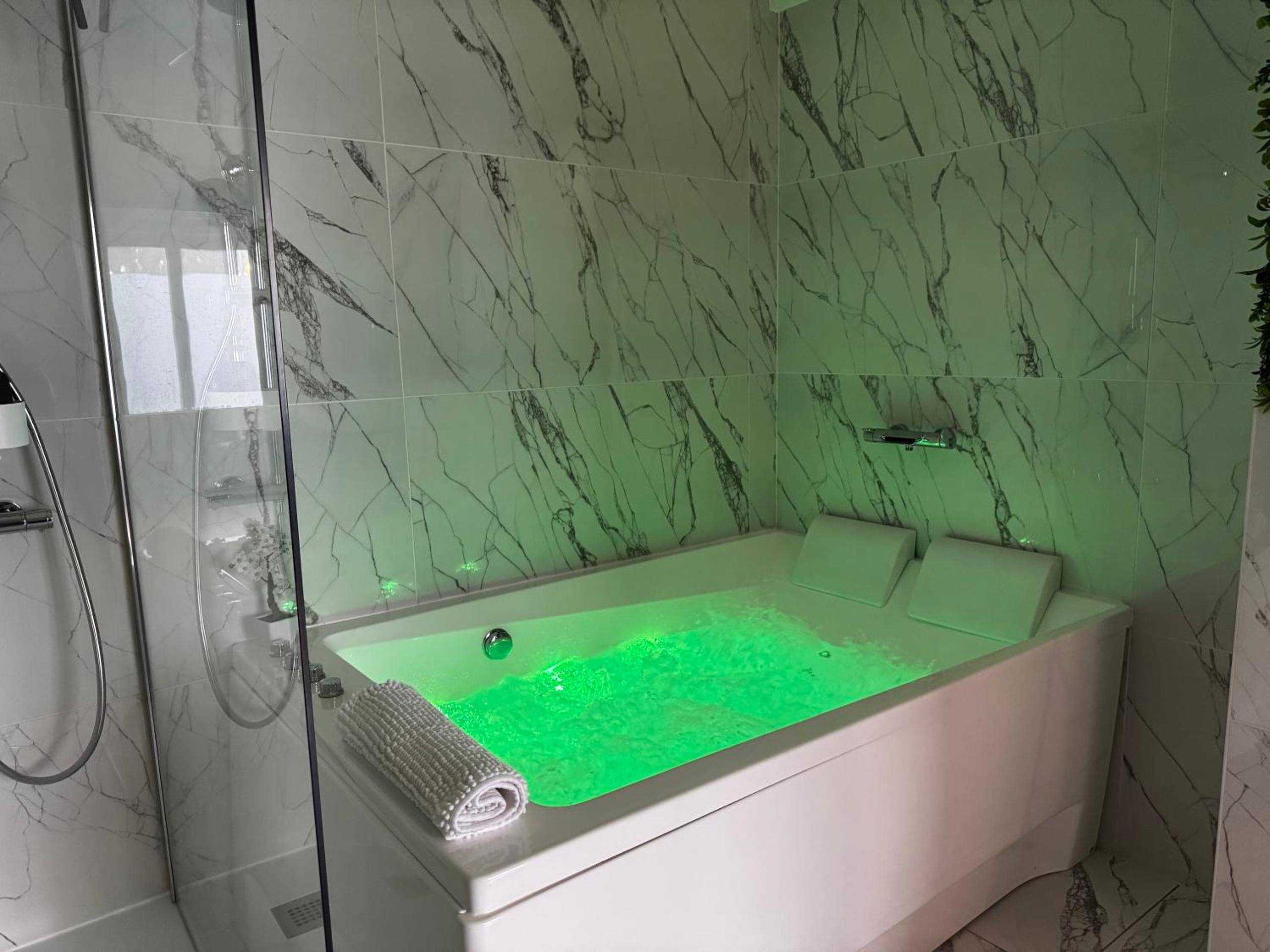 Autre vue interieure - LA SECRET ROOM - suite de luxe avec jacuzzi - Livron - sur - Drôme