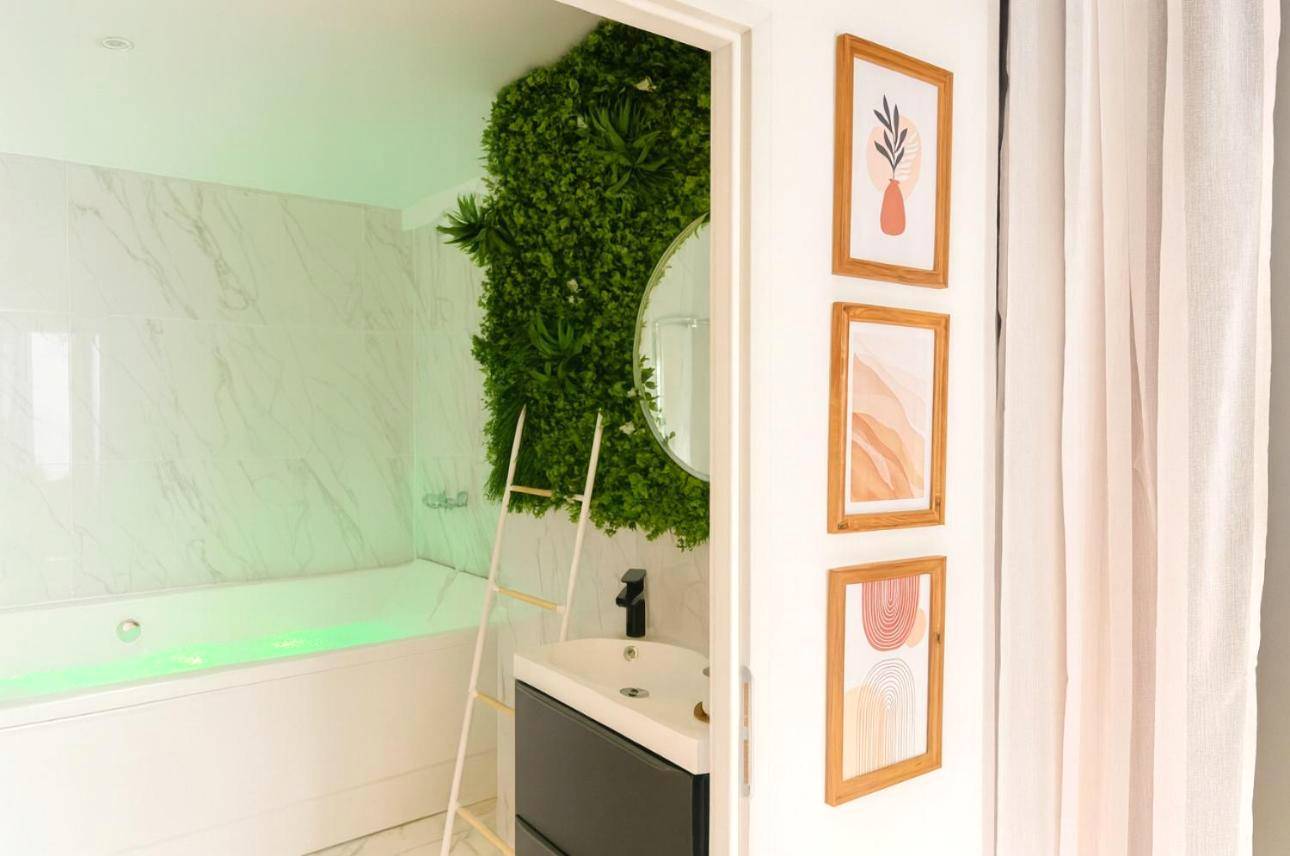Detail du logement - LA SECRET ROOM - suite de luxe avec jacuzzi