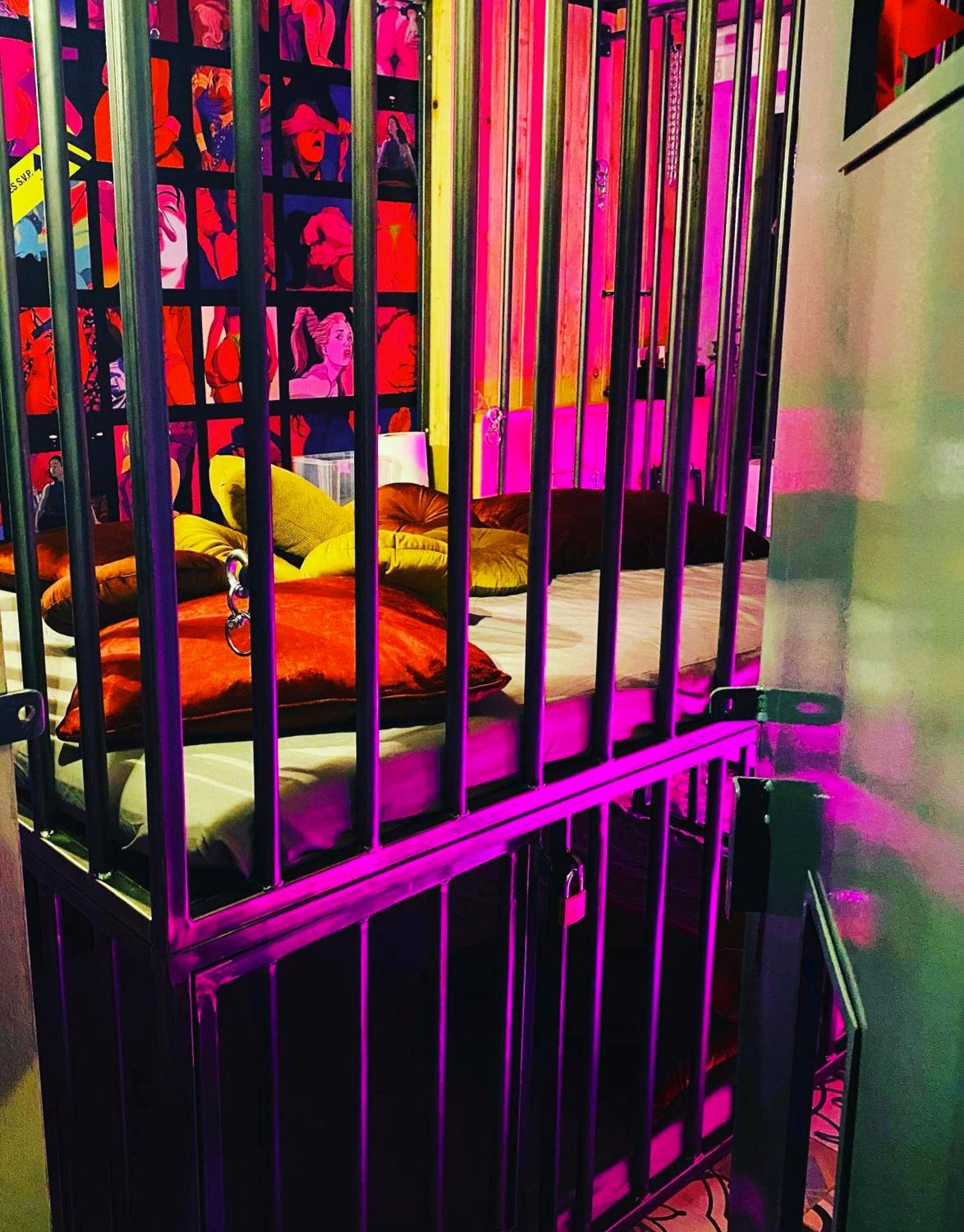 Lit en cage avec barreaux métalliques - Love Room Sarreguemines - Secret Room votre LOVE ROOM coquine et insolite en...