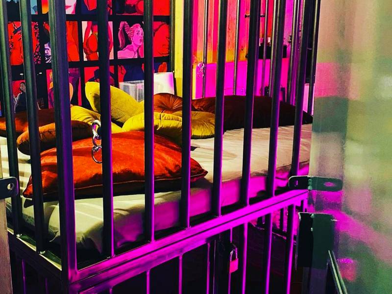 Lit en cage avec barreaux métalliques - Love Room Sarreguemines - Secret Room votre LOVE ROOM coquine et insolite en...