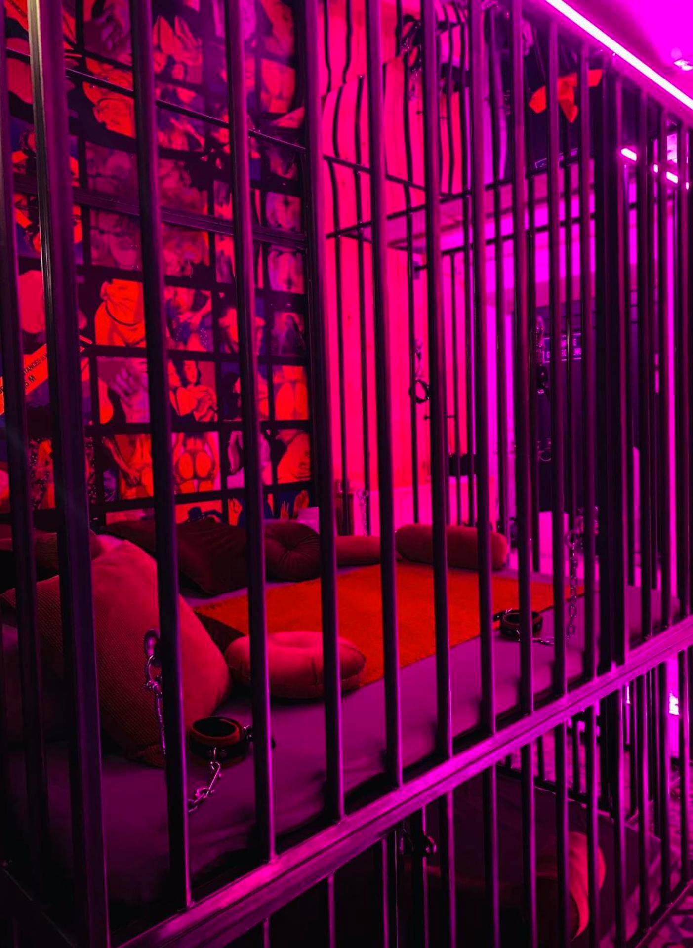Espace nuit thématique avec menottes et néons - Secret Room votre LOVE ROOM coquine et insolite en espace privatif a Tournai