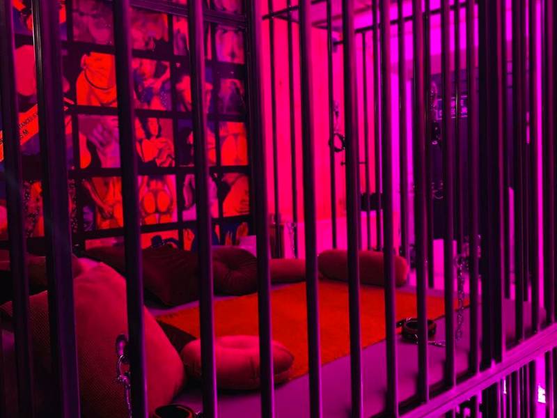 Espace nuit thématique avec menottes et néons - Secret Room votre LOVE ROOM coquine et insolite en espace privatif a Tournai