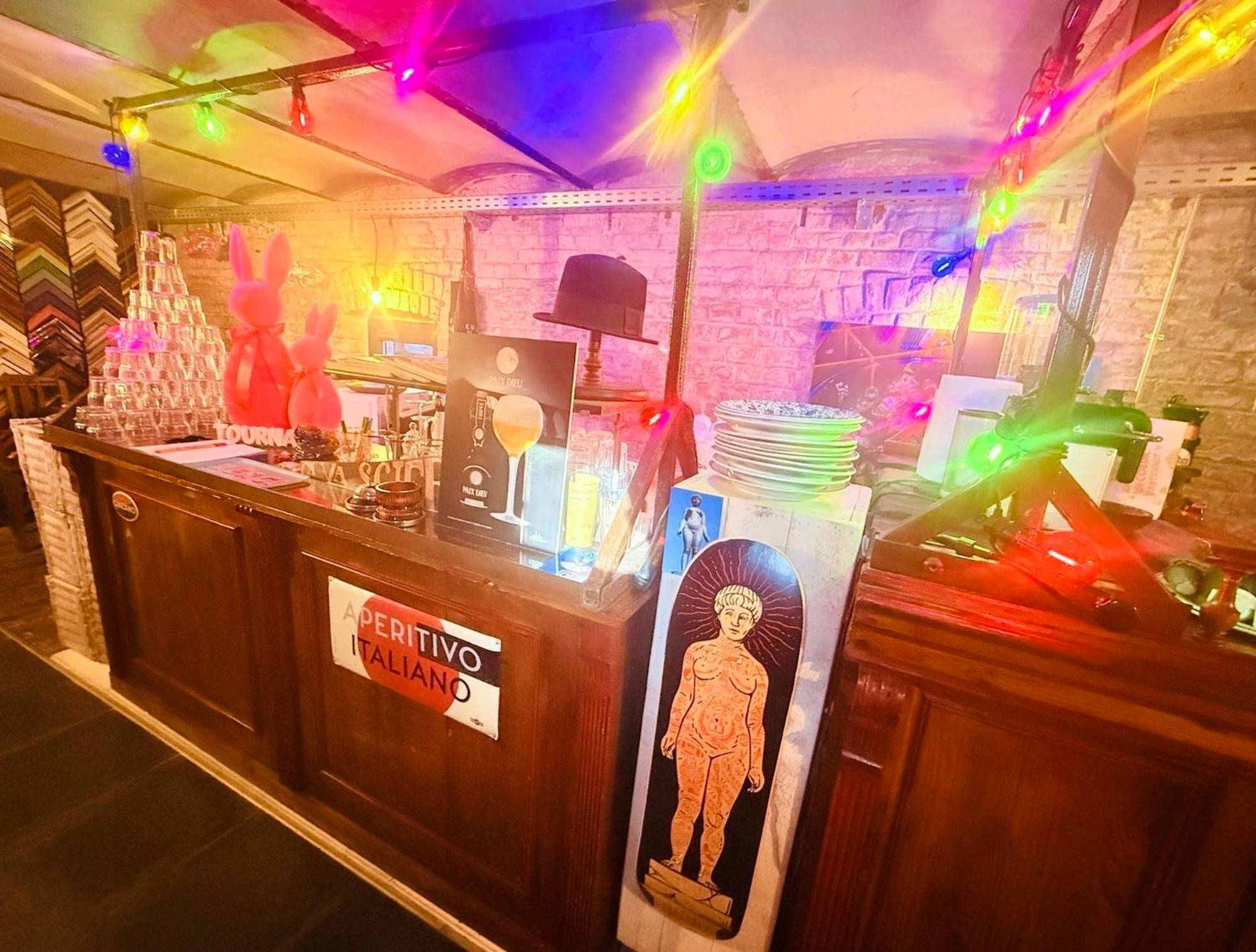 Bar vintage avec décorations colorées - Secret Room votre LOVE ROOM coquine et insolite en espace privatif a Tournai