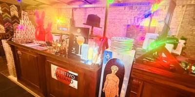 Bar vintage avec décorations colorées - Secret Room votre LOVE ROOM coquine et insolite en espace privatif a Tournai