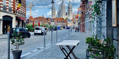 Vue de la rue pavée et de la cathédrale - Secret Room votre LOVE ROOM coquine et insolite en espace privatif a Tournai