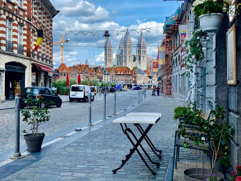 Vue de la rue pavée et de la cathédrale - Secret Room votre LOVE ROOM coquine et insolite en espace privatif a Tournai