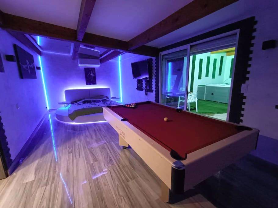 Billard et lit avec éclairage LED bleu - Love Room Espondeilhan - Appartement Le Secret Spa billard sensualité
