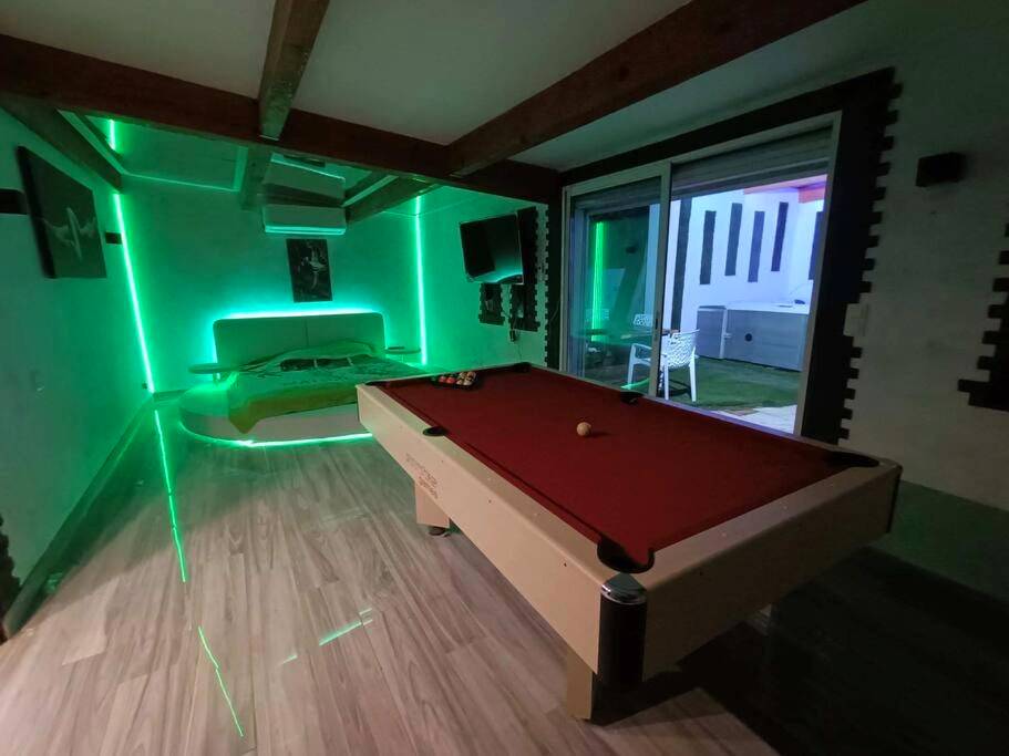Billard et lit avec éclairage LED vert - Appartement Le Secret Spa billard sensualité