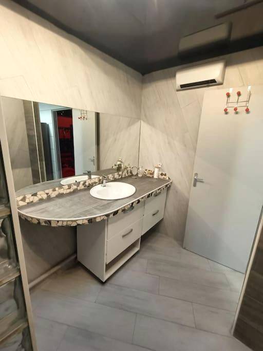 Meuble vasque et grand miroir de salle de bain - Appartement Le Secret Spa billard sensualité