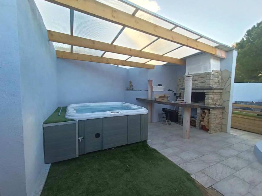 Jacuzzi privatif et coin barbecue abrités - Appartement Le Secret Spa billard sensualité