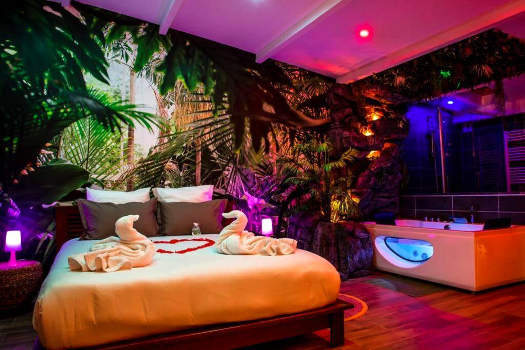 Chambre thématique avec cygnes en serviette - SECRET SUITE "Jungle" - Jacuzzi privatif - Gare RER C - Proche Paris