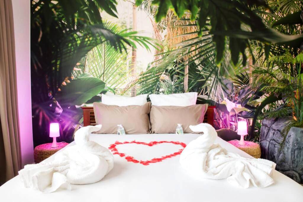 Photo du logement - SECRET SUITE "Jungle" - Jacuzzi privatif - Gare RER C - Proche Paris