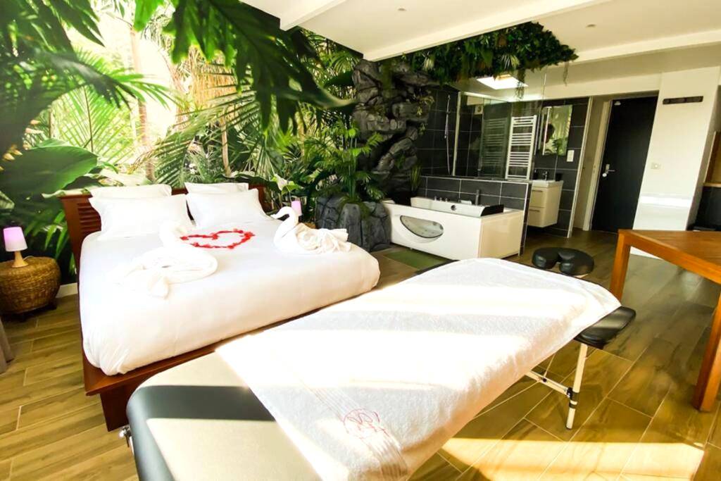 Photo du logement - SECRET SUITE "Jungle" - Jacuzzi privatif - Gare RER C - Proche Paris - Brétigny - sur - Orge