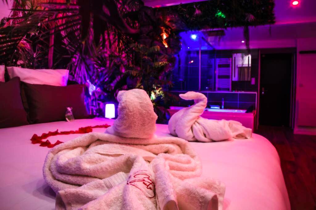 Photo du logement - SECRET SUITE "Jungle" - Jacuzzi privatif - Gare RER C - Proche Paris