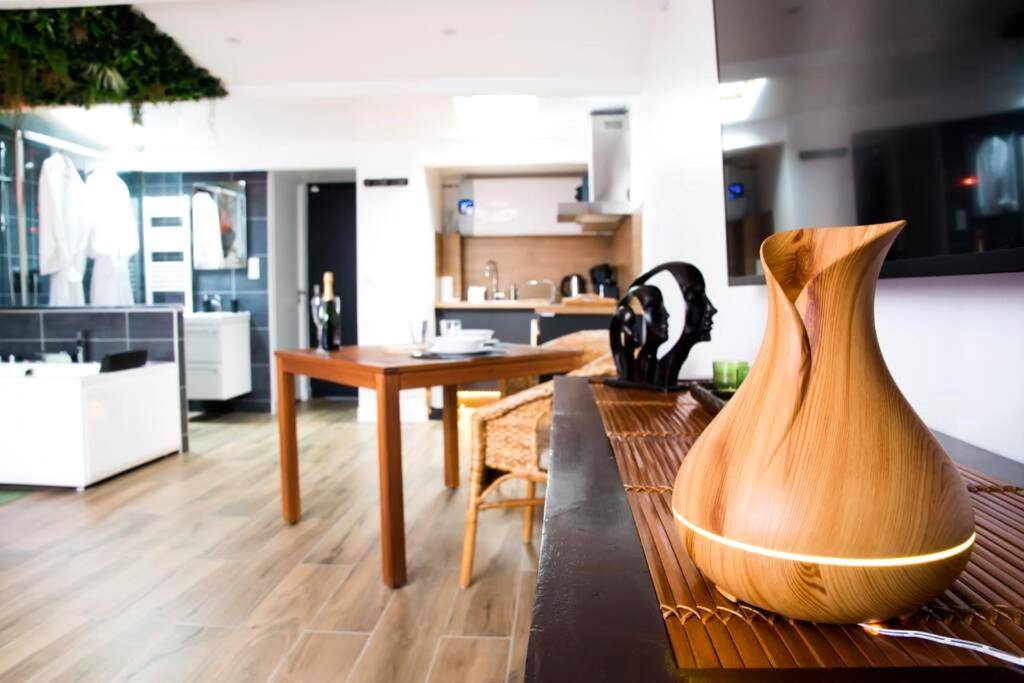 Photo du logement - SECRET SUITE "Jungle" - Jacuzzi privatif - Gare RER C - Proche Paris - Brétigny - sur - Orge