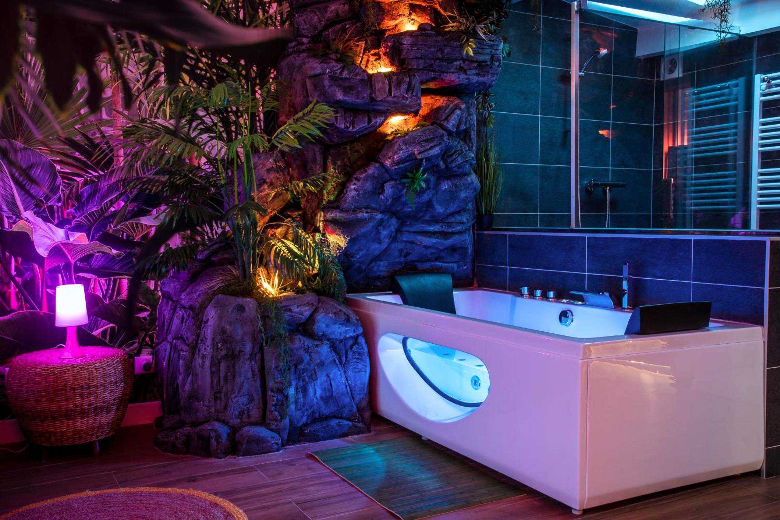 Baignoire balnéo lumineuse et décor rocheux - SECRET SUITE "Jungle" - Jacuzzi privatif - Gare RER C - Proche Paris