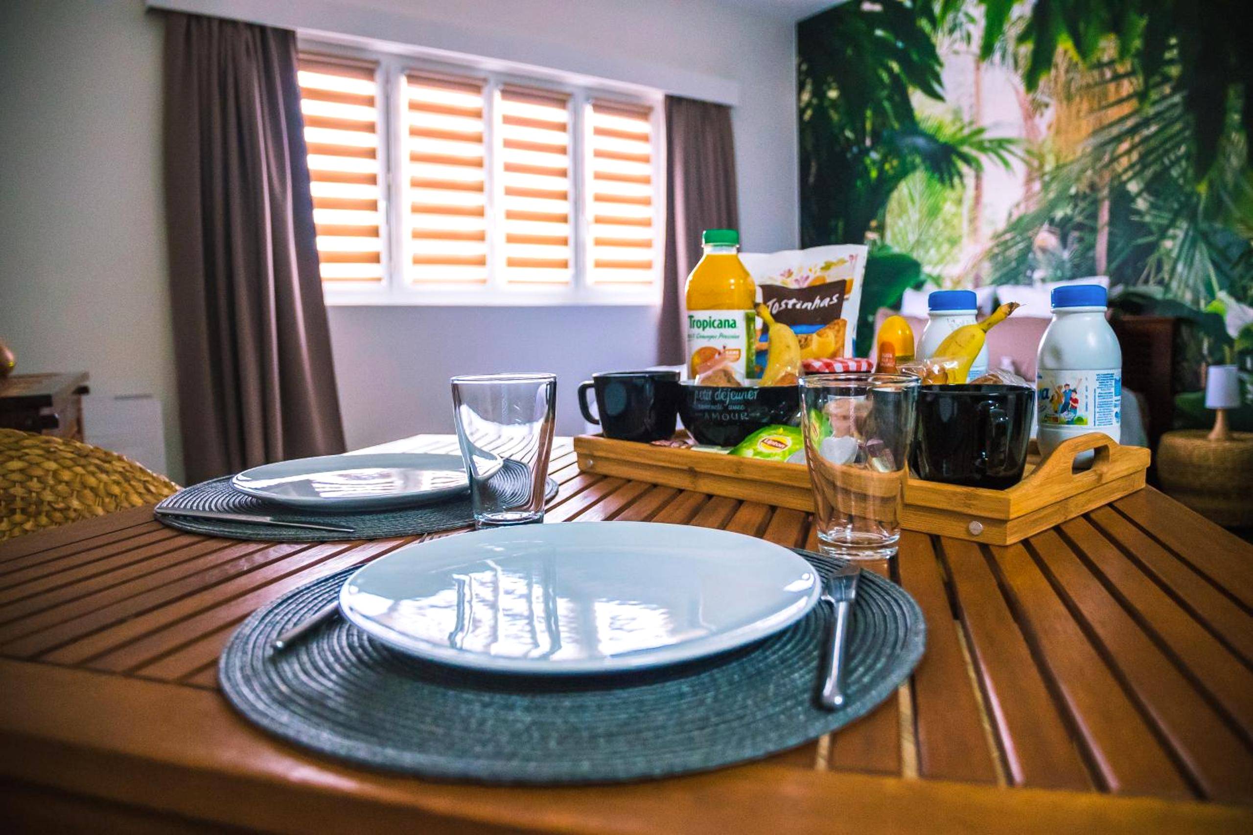 Petit - déjeuner servi sur table en bois - SECRET SUITE "Jungle" - Jacuzzi privatif - Gare RER C - Proche Paris