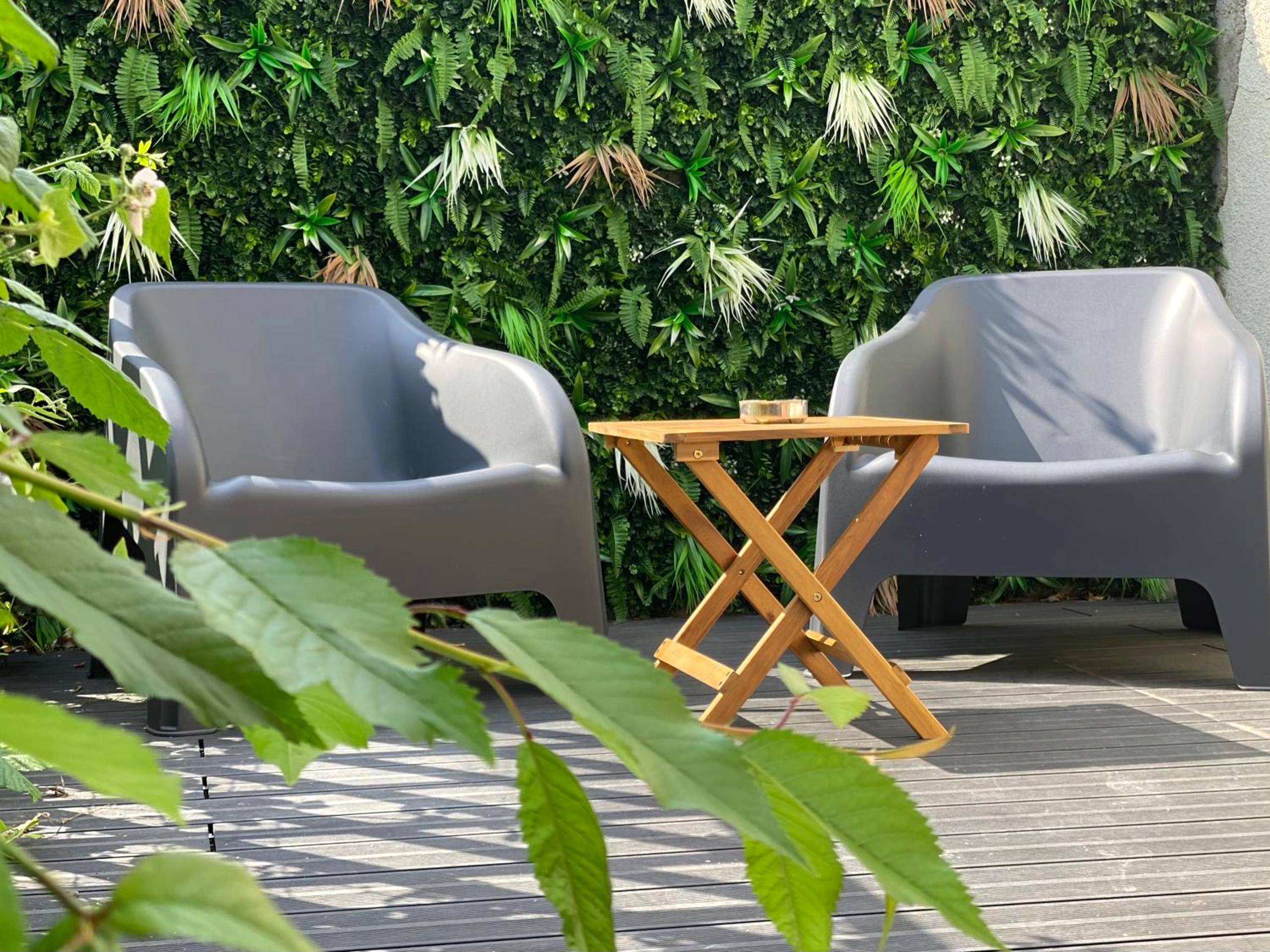 Terrasse privée avec fauteuils et mur végétal - SECRET SUITE "Jungle" - Jacuzzi privatif - Gare RER C - Proche Paris