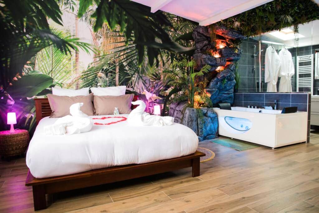 Photo du logement - SECRET SUITE "Jungle" - Jacuzzi privatif - Gare RER C - Proche Paris - Brétigny - sur - Orge