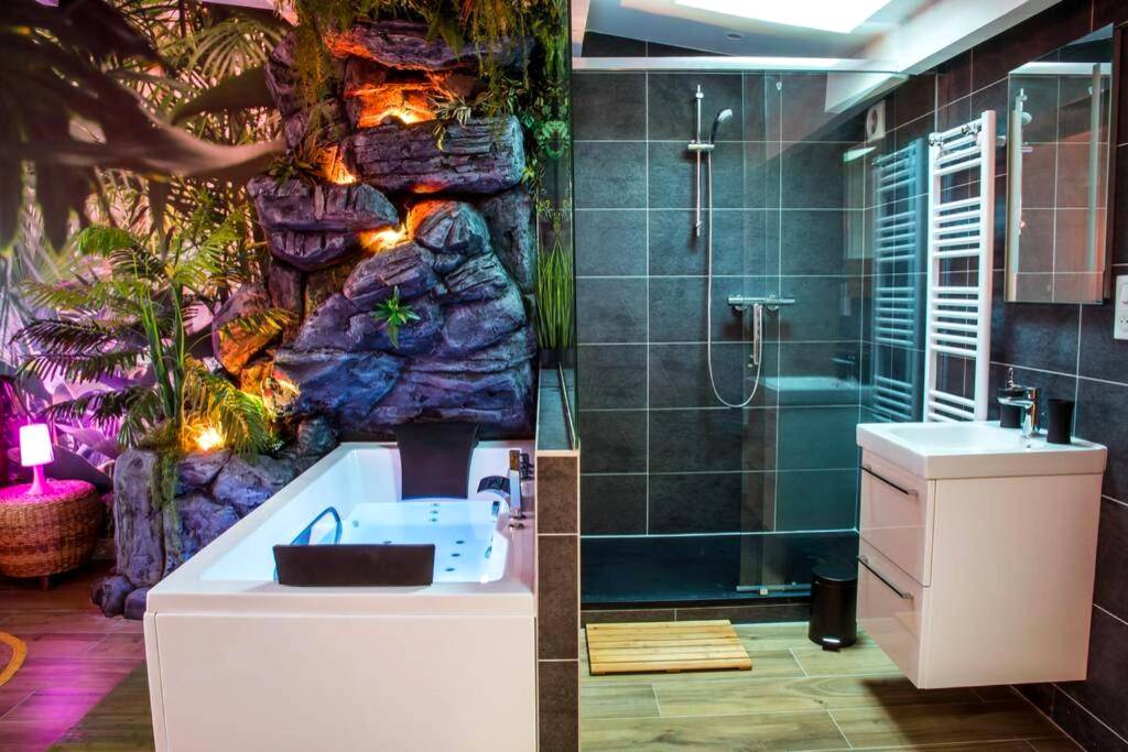 Photo du logement - SECRET SUITE "Jungle" - Jacuzzi privatif - Gare RER C - Proche Paris