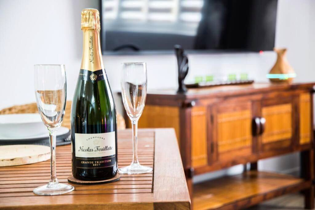 Photo du logement - SECRET SUITE "Jungle" - Jacuzzi privatif - Gare RER C - Proche Paris