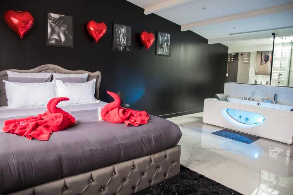 Vue du logement - SECRET SUITE "Mr Grey" - Jacuzzi privatif - Gare RER C - Proche Paris