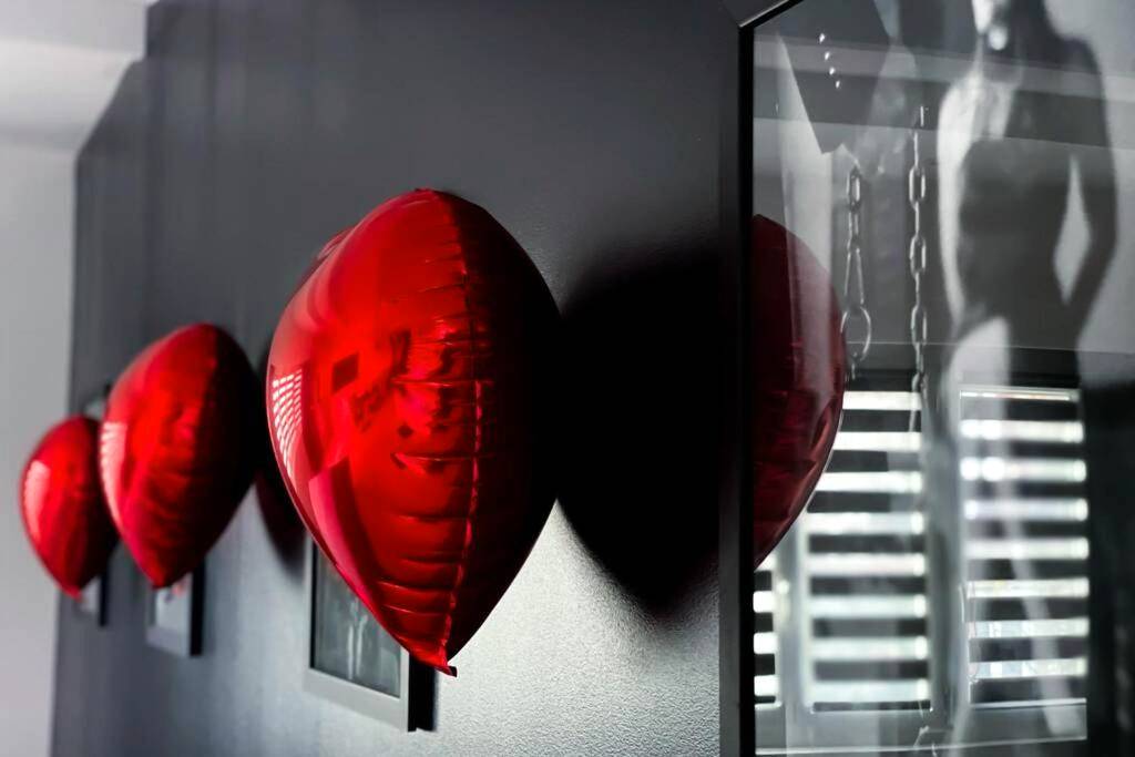 Photo du logement - SECRET SUITE "Mr Grey" - Jacuzzi privatif - Gare RER C - Proche Paris