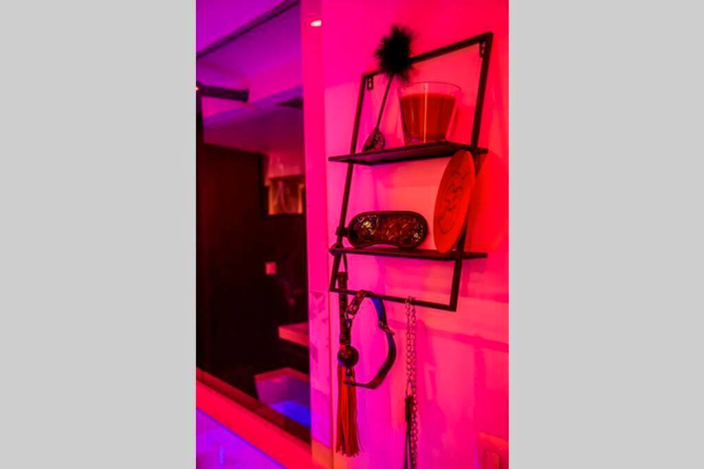 Photo du logement - SECRET SUITE "Mr Grey" - Jacuzzi privatif - Gare RER C - Proche Paris - Brétigny - sur - Orge