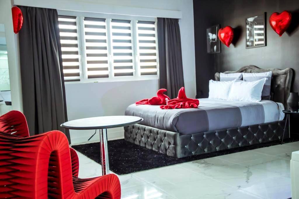 Photo du logement - SECRET SUITE "Mr Grey" - Jacuzzi privatif - Gare RER C - Proche Paris