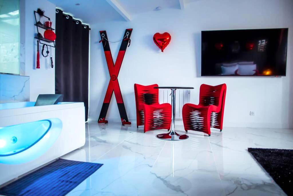 Photo du logement - SECRET SUITE "Mr Grey" - Jacuzzi privatif - Gare RER C - Proche Paris - Brétigny - sur - Orge