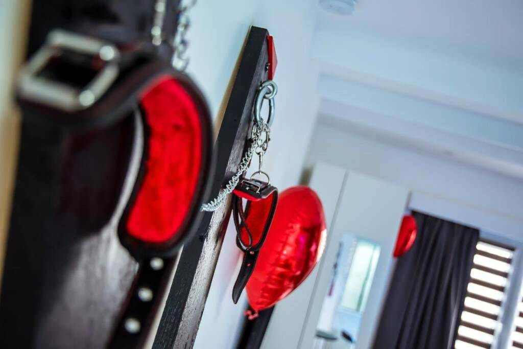 Photo du logement - SECRET SUITE "Mr Grey" - Jacuzzi privatif - Gare RER C - Proche Paris