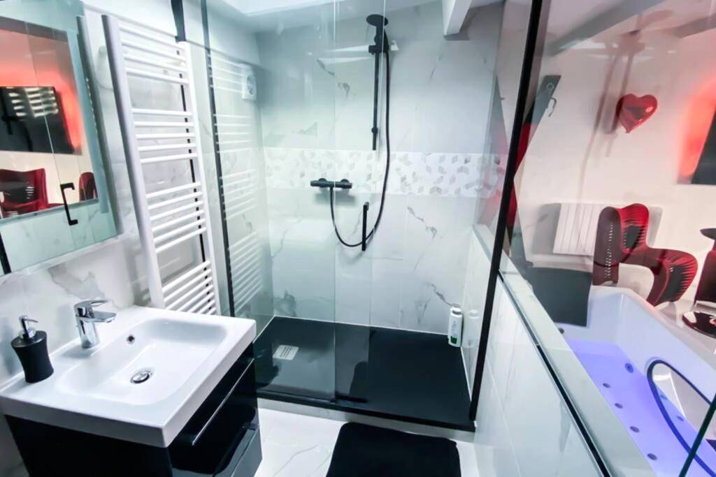 Vue du logement - SECRET SUITE "Mr Grey" - Jacuzzi privatif - Gare RER C - Proche Paris