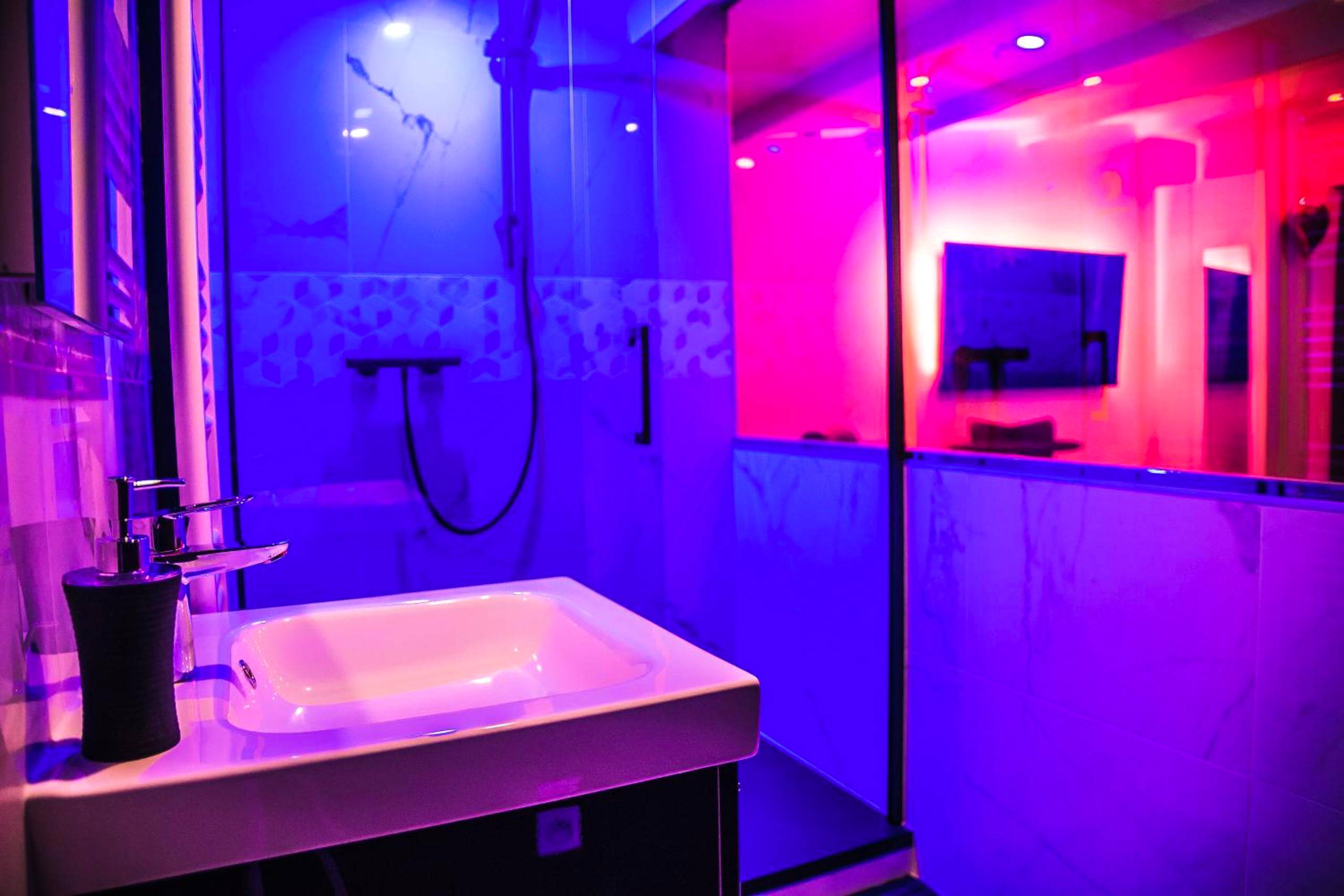 Photo du logement - SECRET SUITE "Mr Grey" - Jacuzzi privatif - Gare RER C - Proche Paris