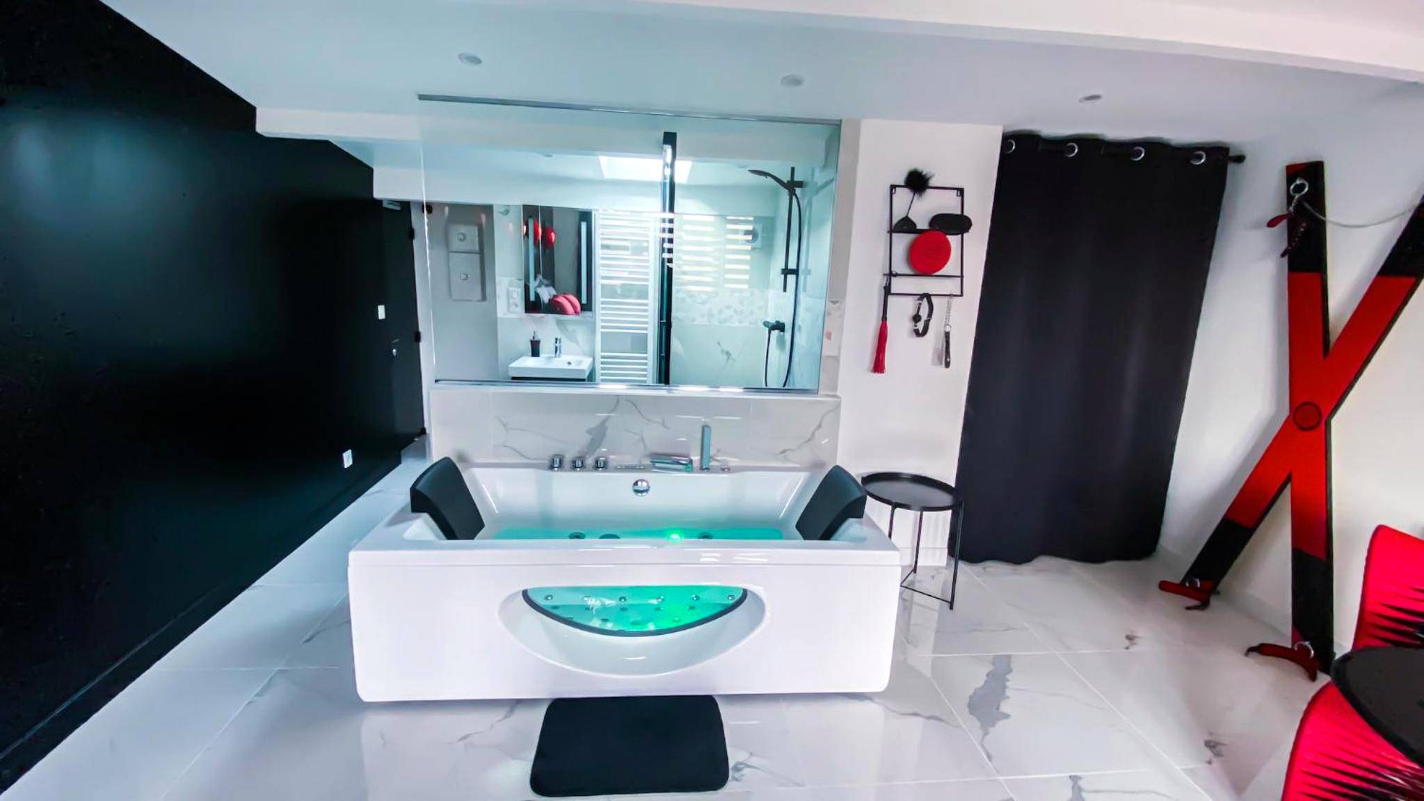 Photo du logement - SECRET SUITE "Mr Grey" - Jacuzzi privatif - Gare RER C - Proche Paris - Brétigny - sur - Orge