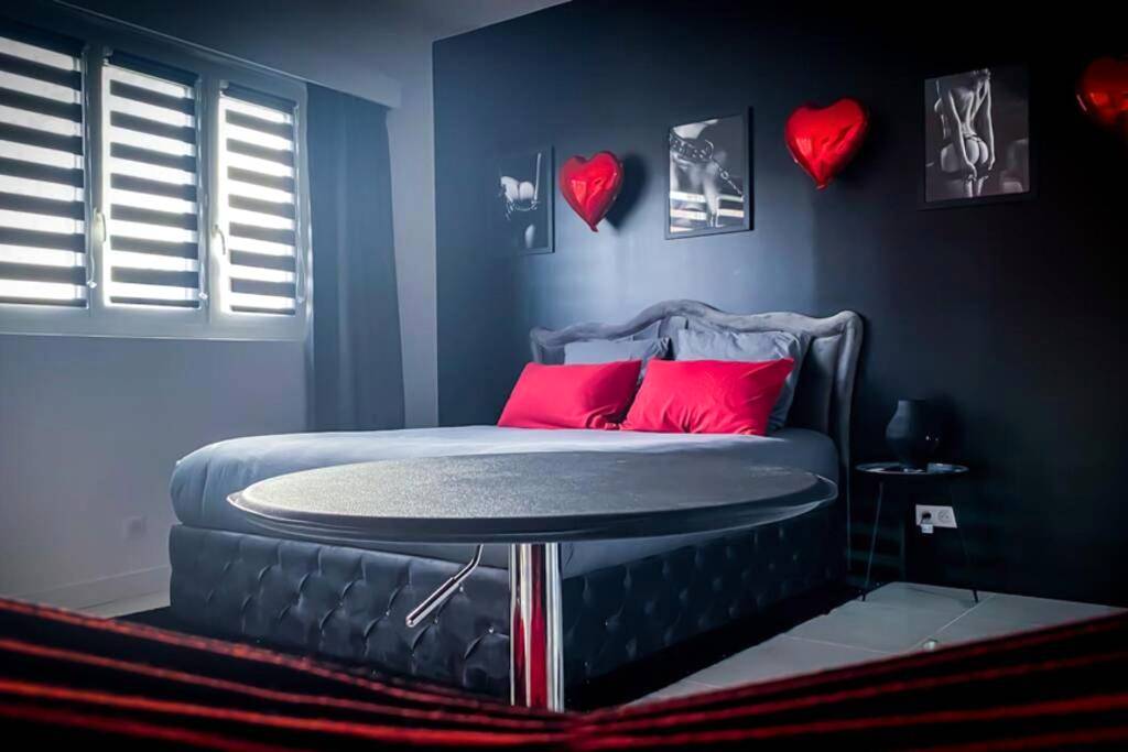 Photo du logement - SECRET SUITE "Mr Grey" - Jacuzzi privatif - Gare RER C - Proche Paris