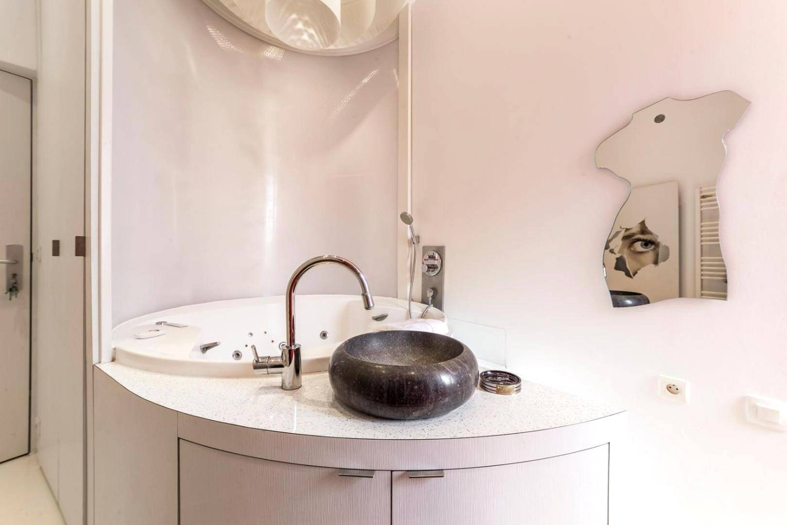 Baignoire balnéo et vasque en pierre sombre - Le secret des Templiers