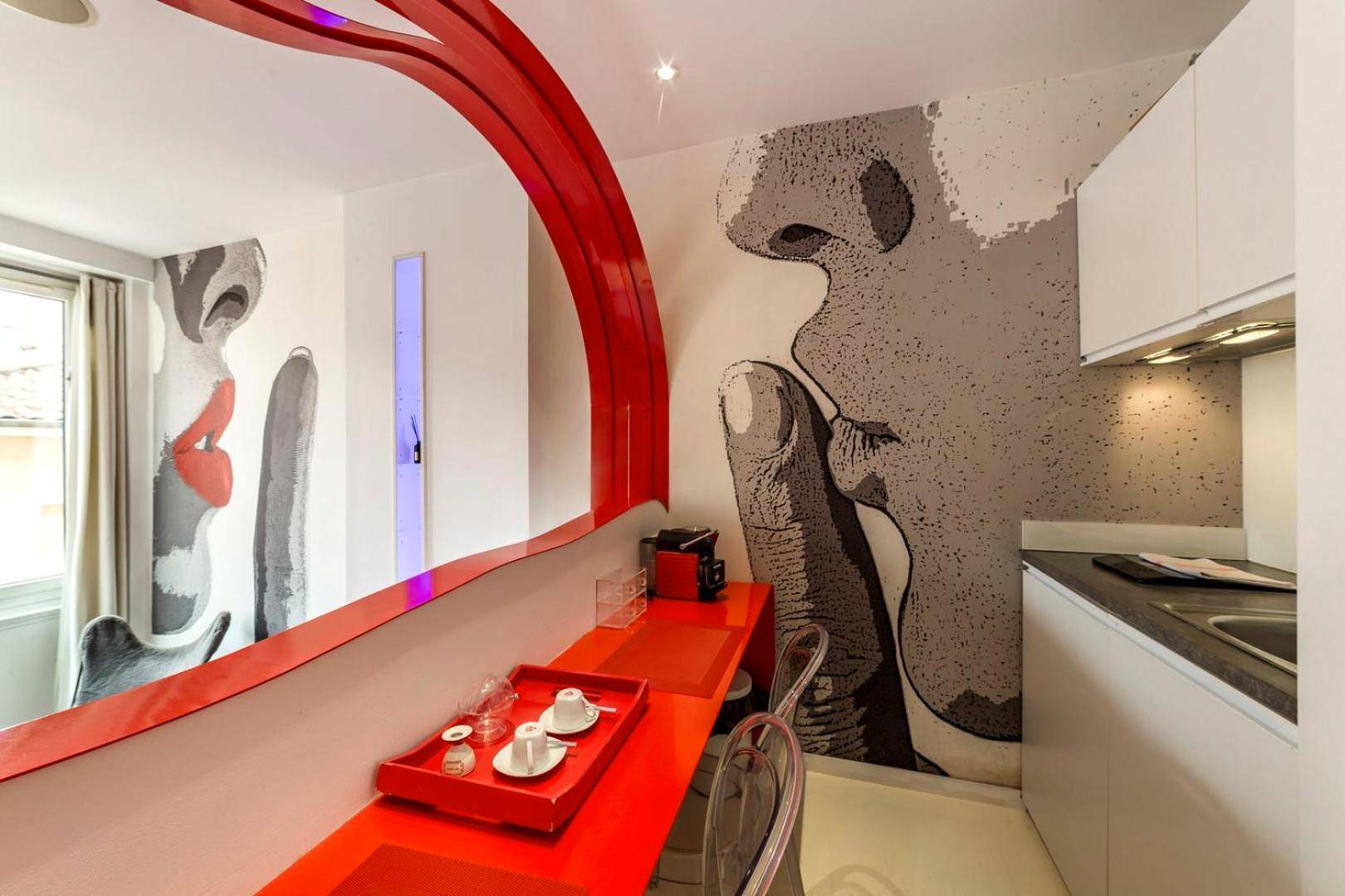 Espace cuisine et bar avec fresque murale - Le secret des Templiers