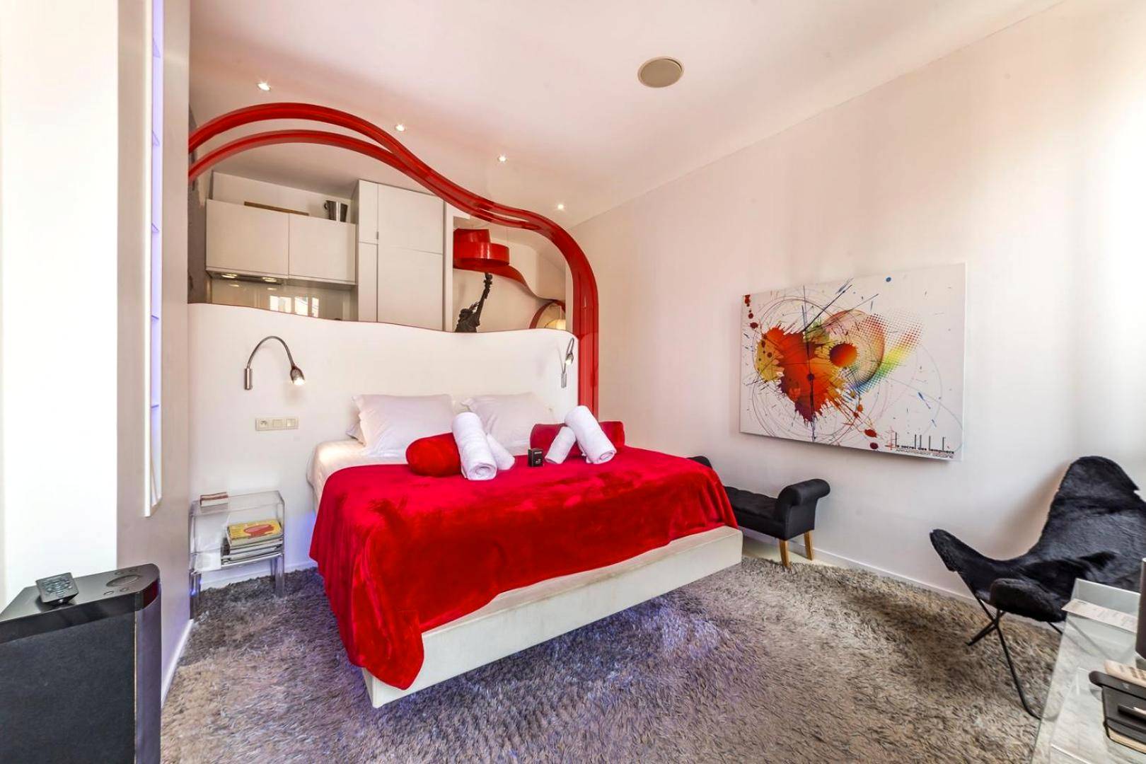 Suite romantique avec lit suspendu et tapis cosy - Le secret des Templiers