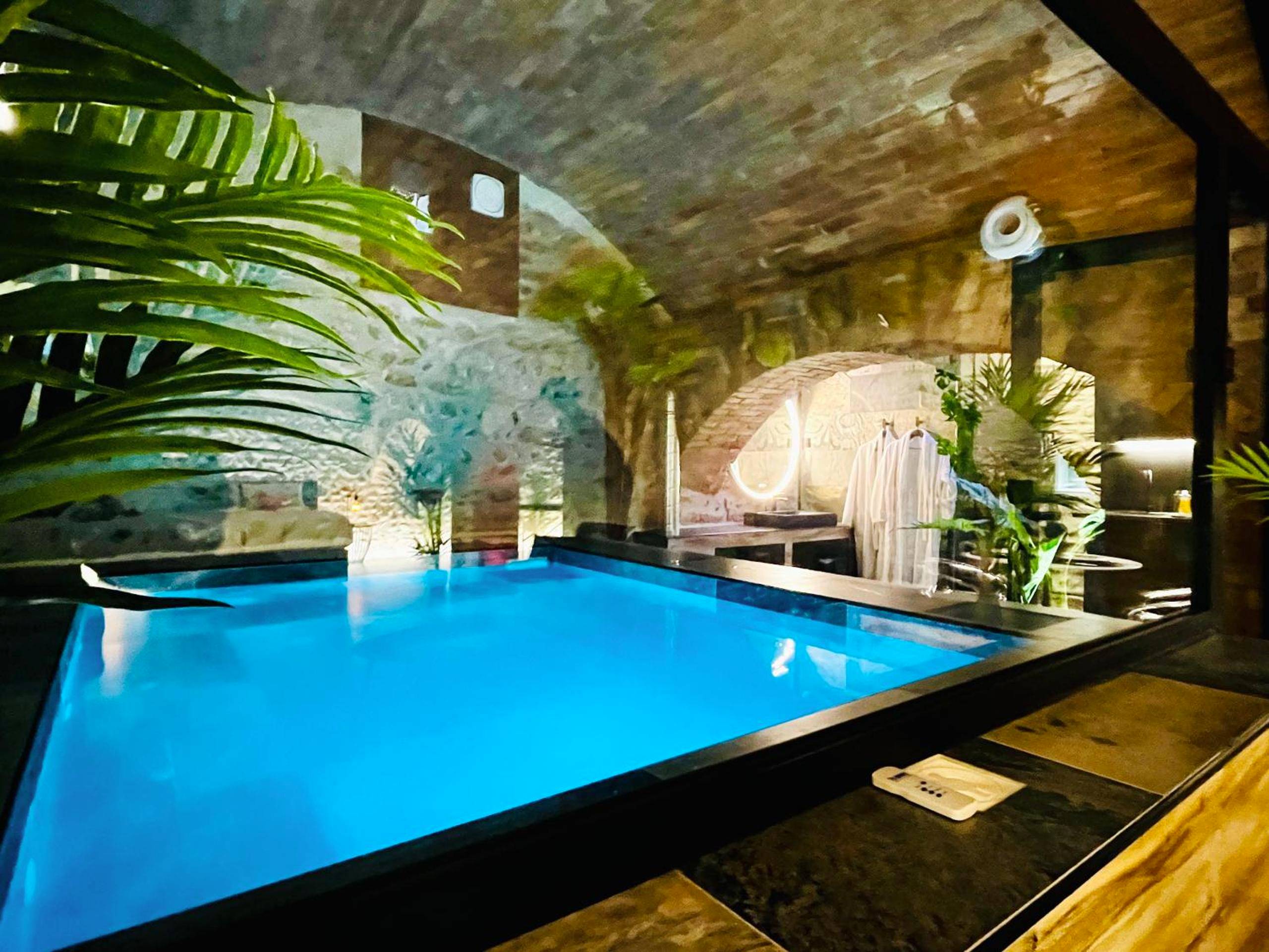 Bassin de détente sous voûte en briques - Love Room Valence - Le Secret de Valence