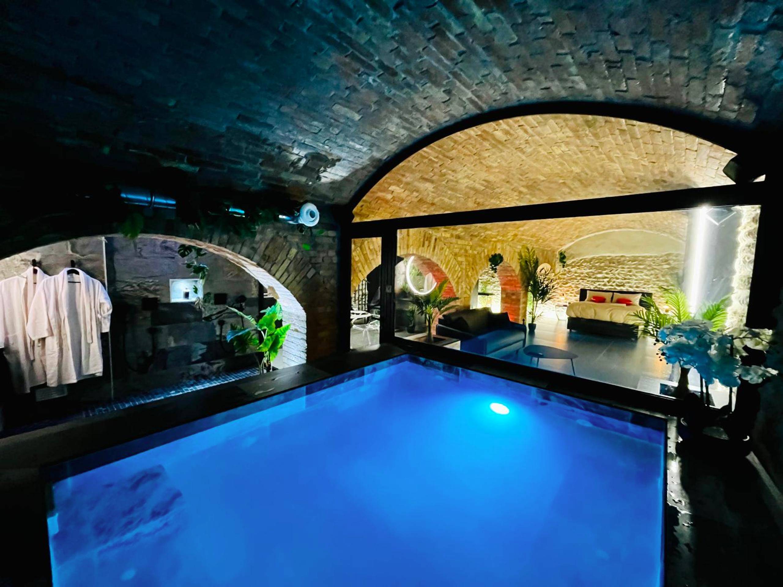 Piscine intérieure éclairée et espace nuit - Le Secret de Valence