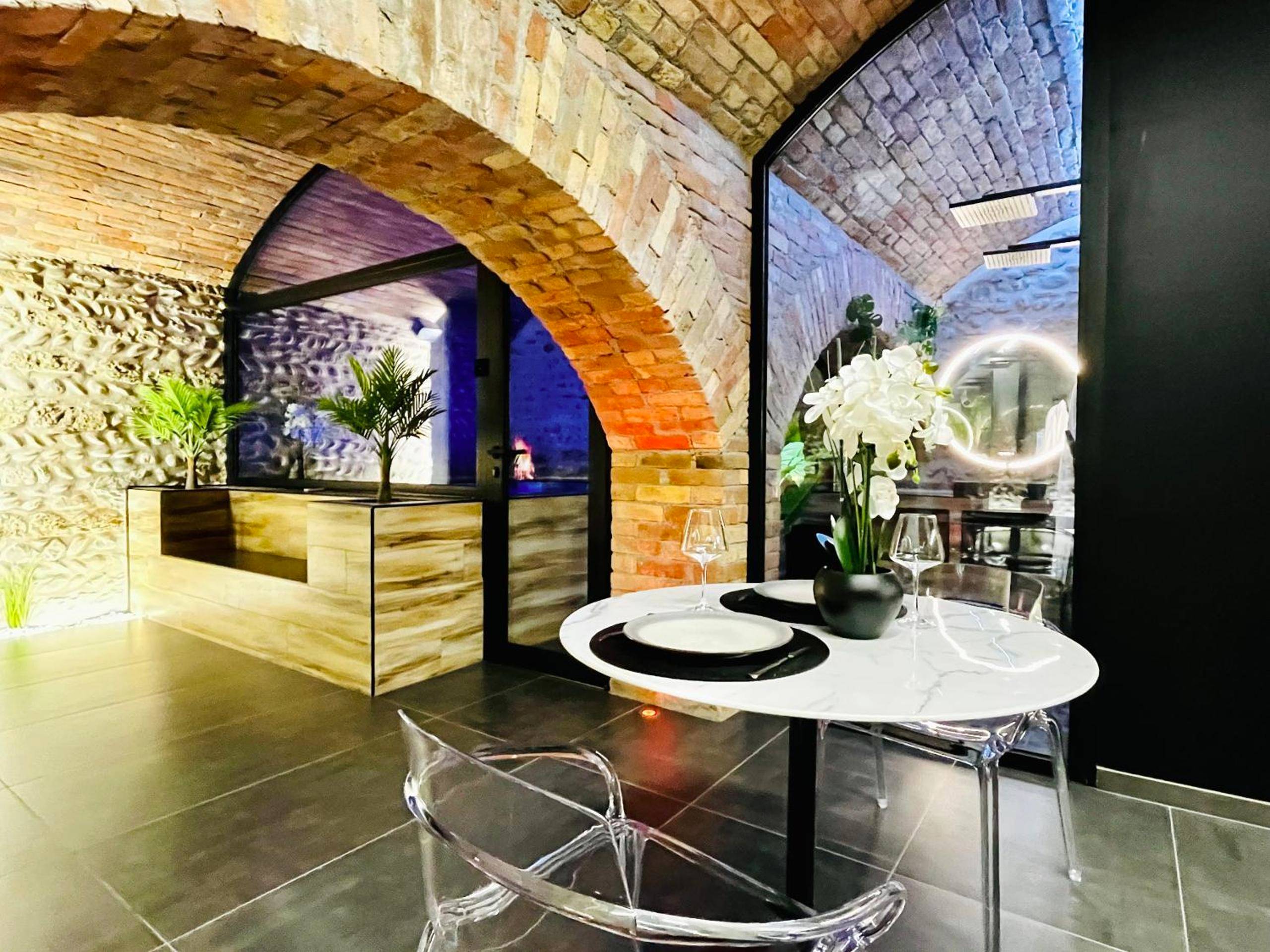 Table dressée pour deux sous des arches - Le Secret de Valence