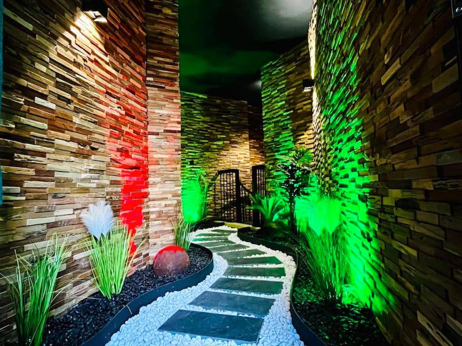 Chemin de dalles avec éclairage vert et rouge - Le Secret de Valence