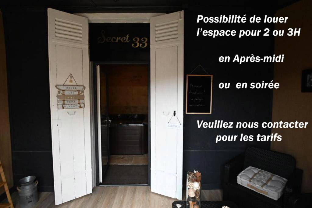 Entrée avec volets blancs et salon de jardin - Love Room Floirac - SECRET33