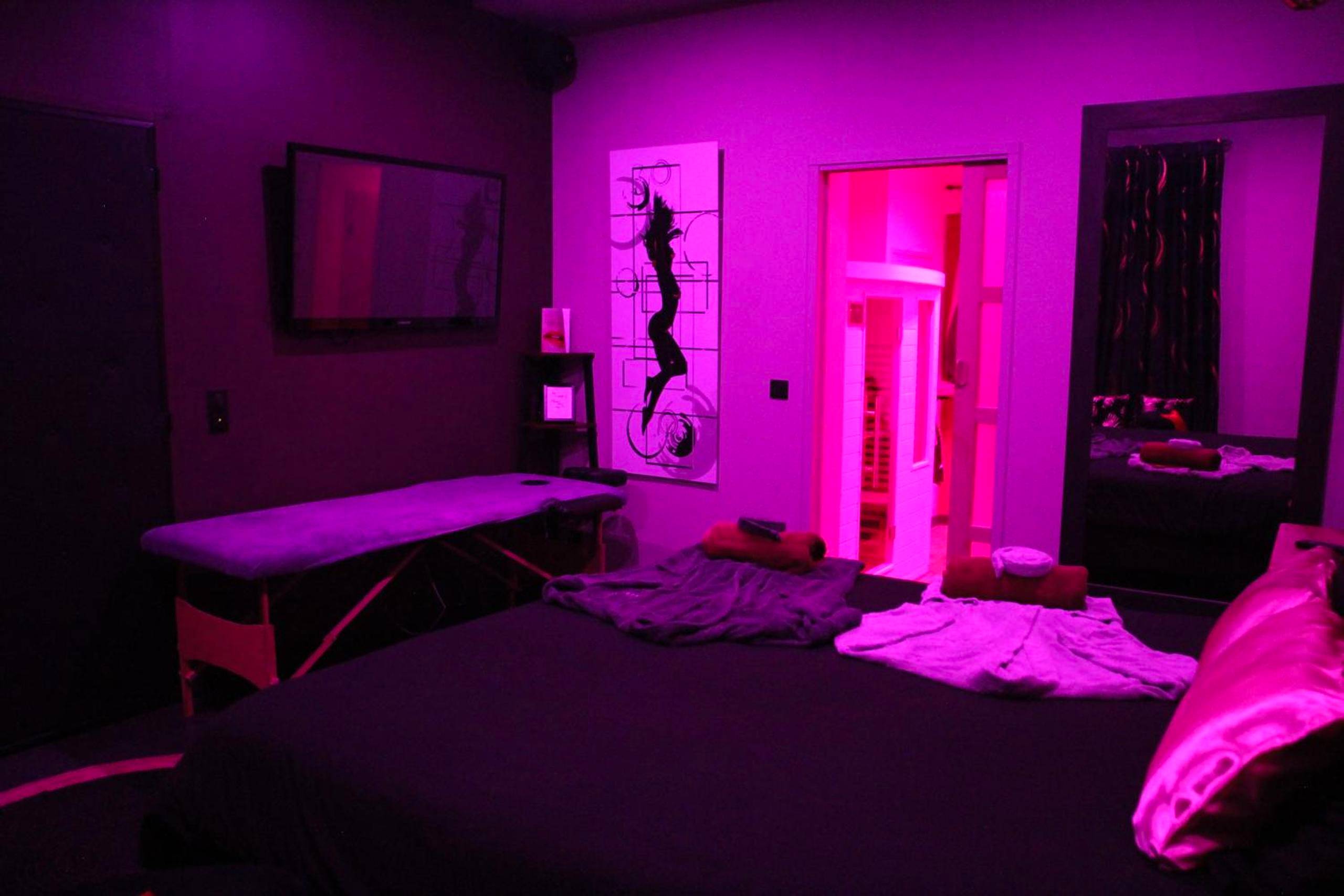 Chambre avec table de massage et lumière rose - SECRET33