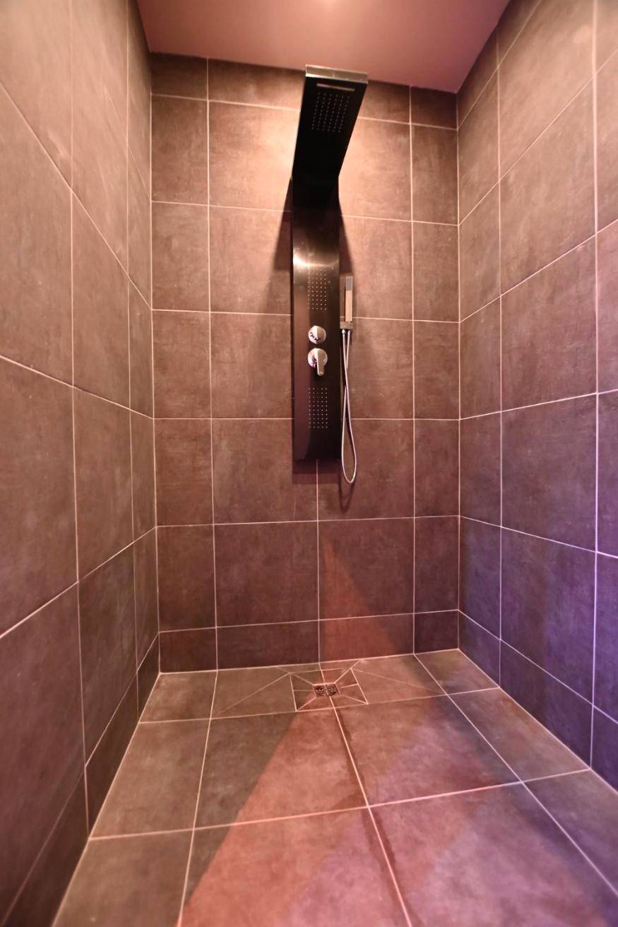 Douche à l'italienne avec colonne hydromassante - SECRET33