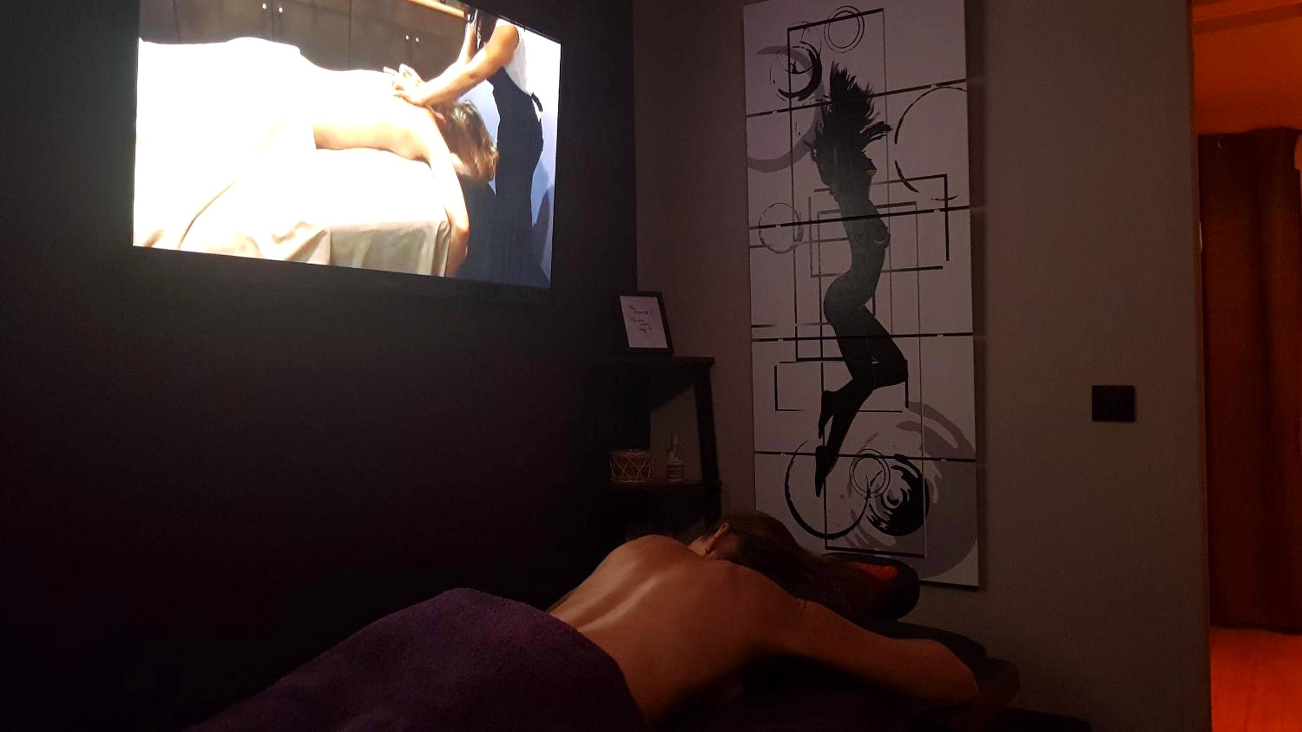 Espace bien - être avec table de massage et TV - SECRET33