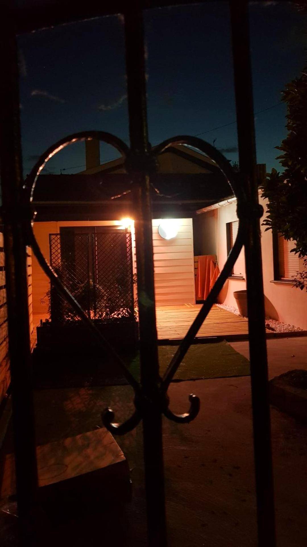 Terrasse extérieure éclairée de nuit - SECRET33